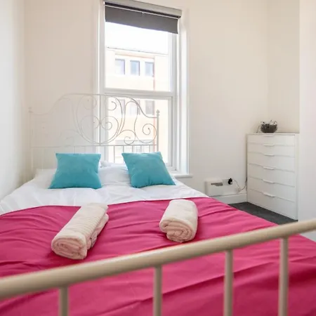 Love Island Apartment 5 Min Walk From Blackpool Tower Sleeps 12 Экстерьер фото
